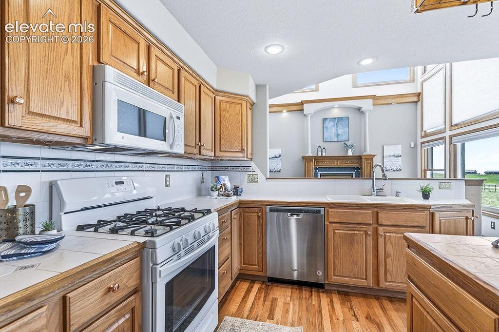 Image 19 of 50: Kitchen