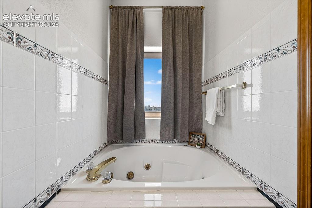 Image 33 of 50: Primary bathroom, jetted tub