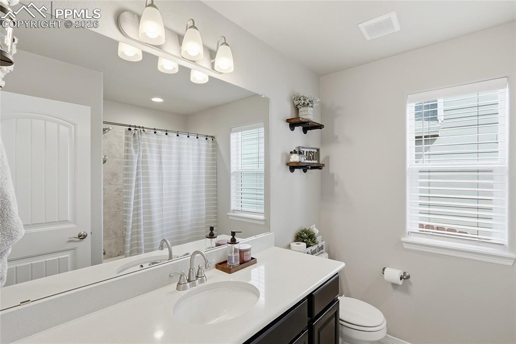 Image 21 of 39: Bathroom