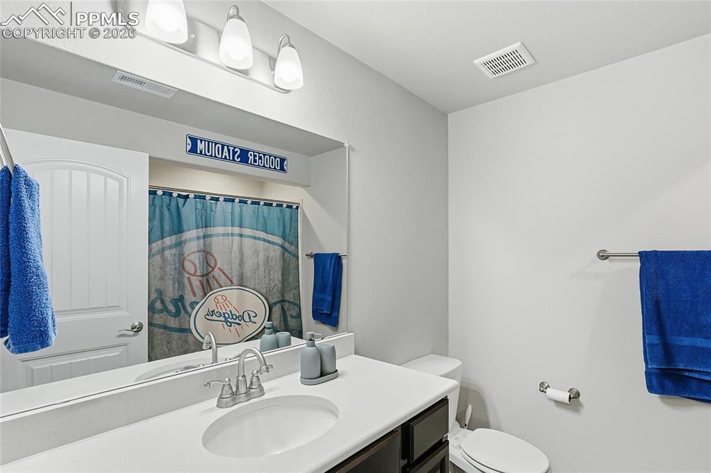 Image 33 of 39: Bathroom