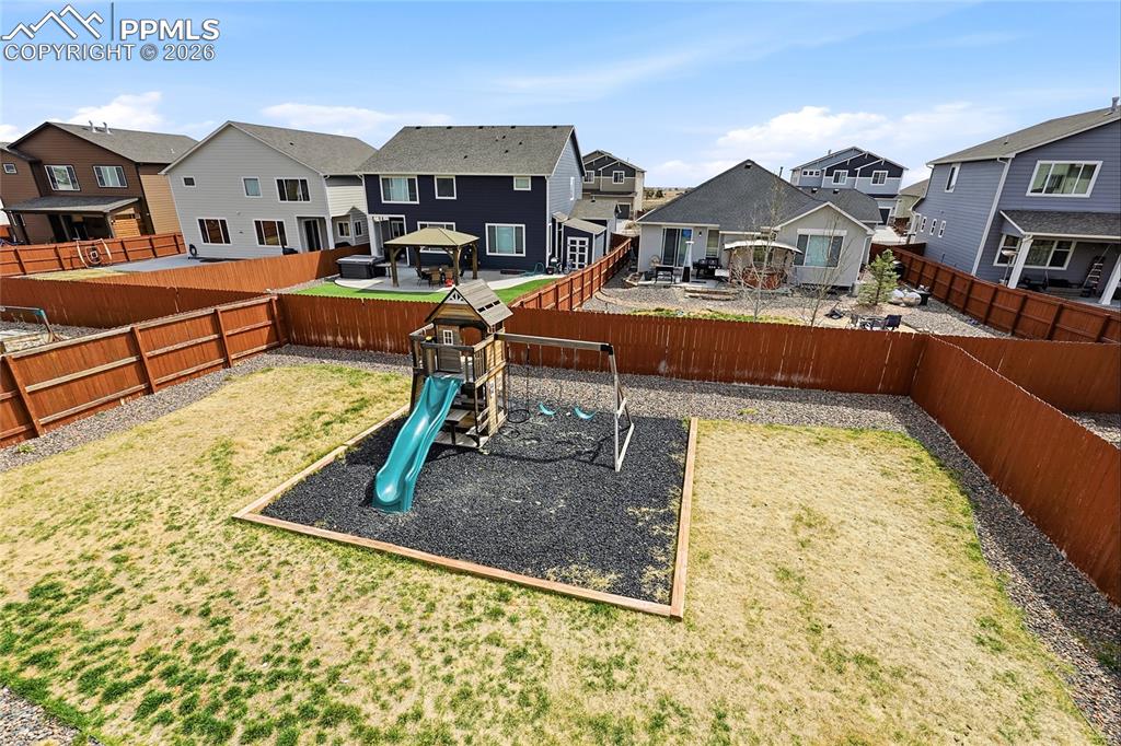 Image 35 of 39: Yard