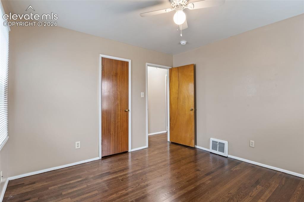 Image 11 of 28: Bedroom