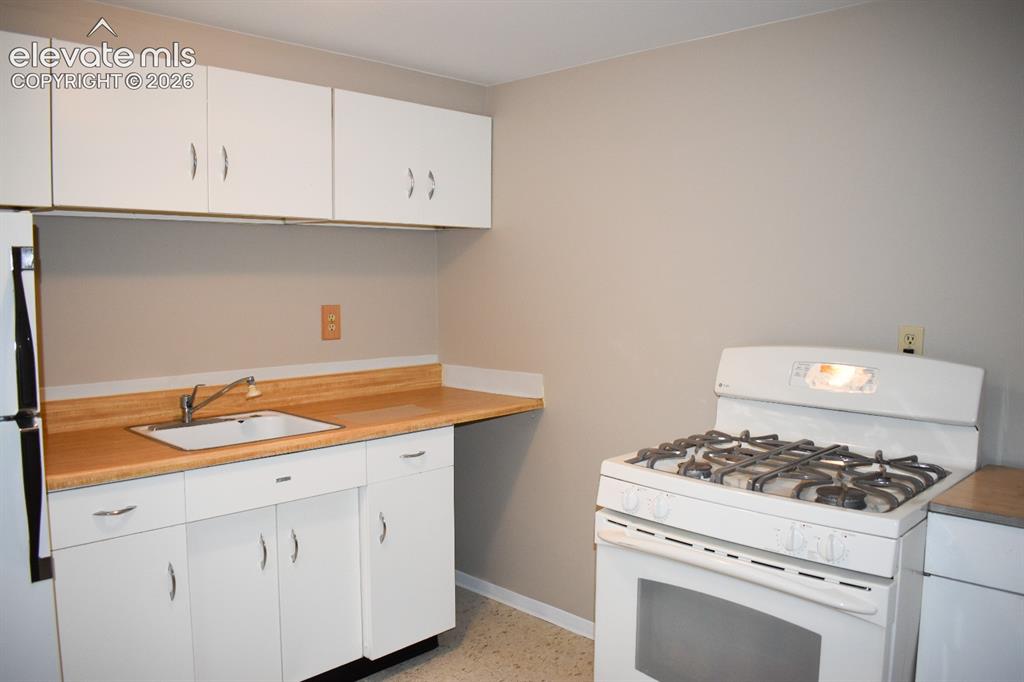 Image 19 of 28: Kitchen