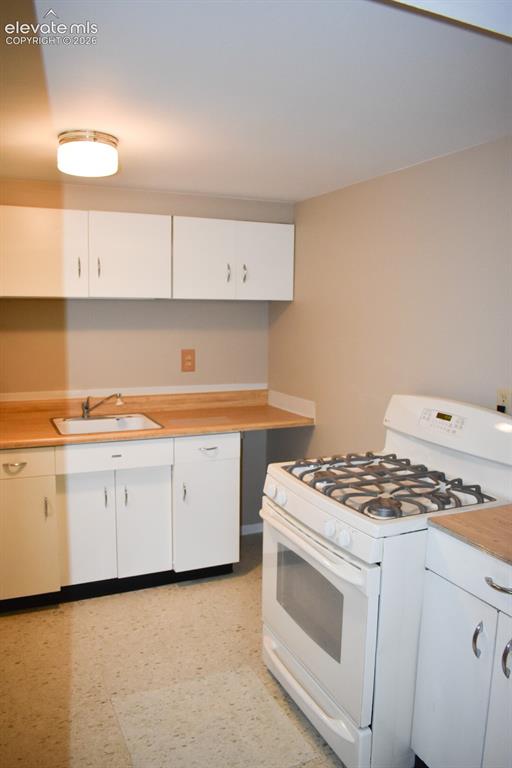 Image 20 of 28: Kitchen