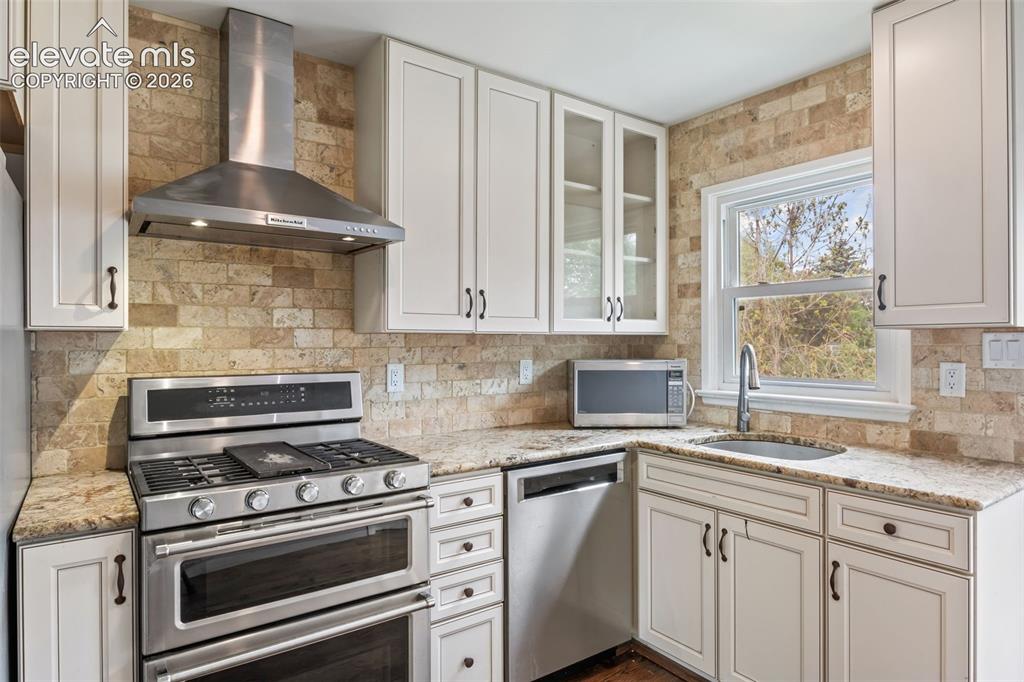 Image 4 of 28: Kitchen