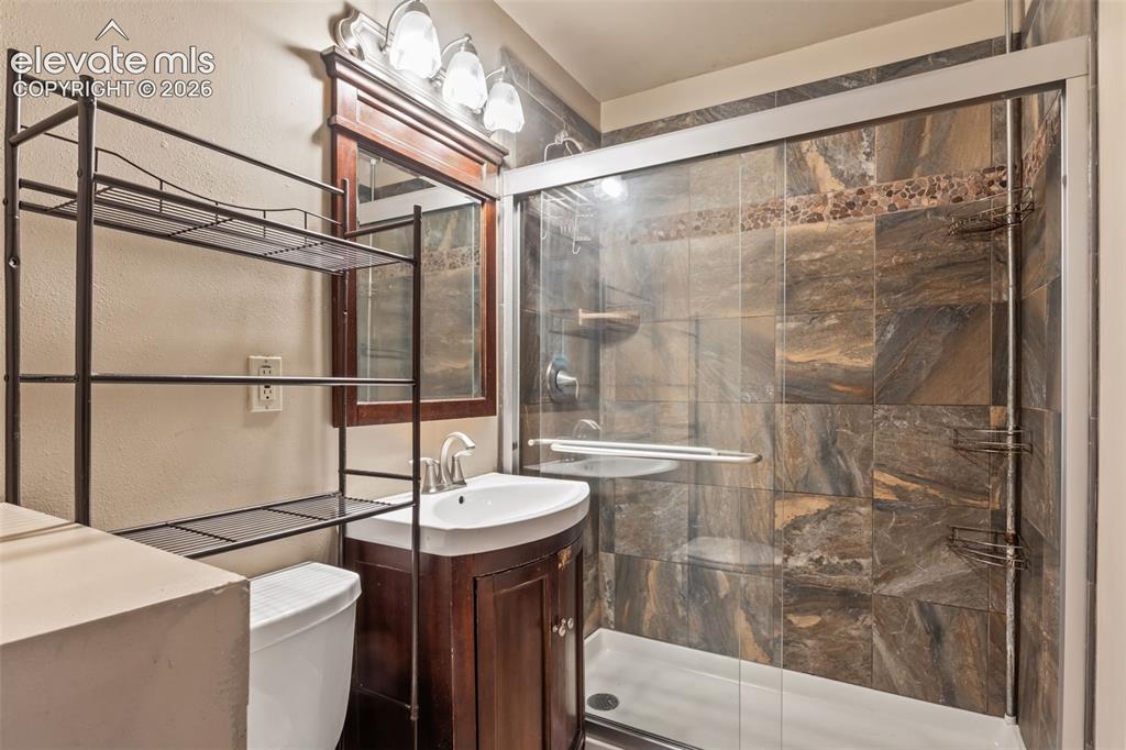 Image 7 of 28: Bathroom