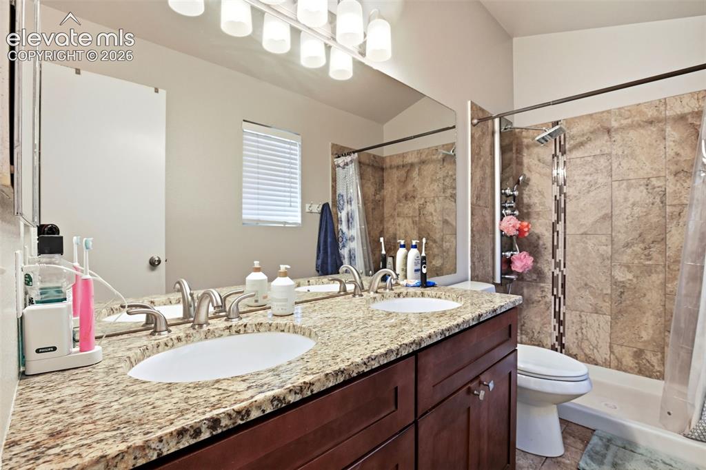 Image 16 of 37: Bathroom