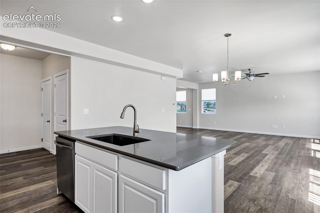 Image 15 of 33: Kitchen