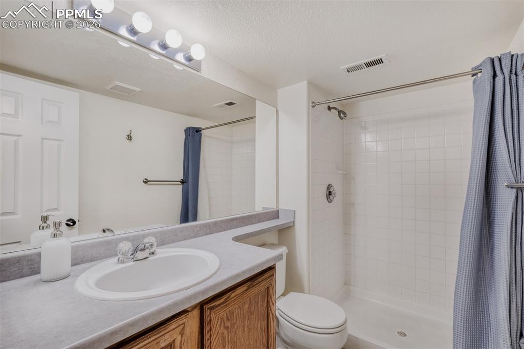 Image 19 of 29: Bathroom