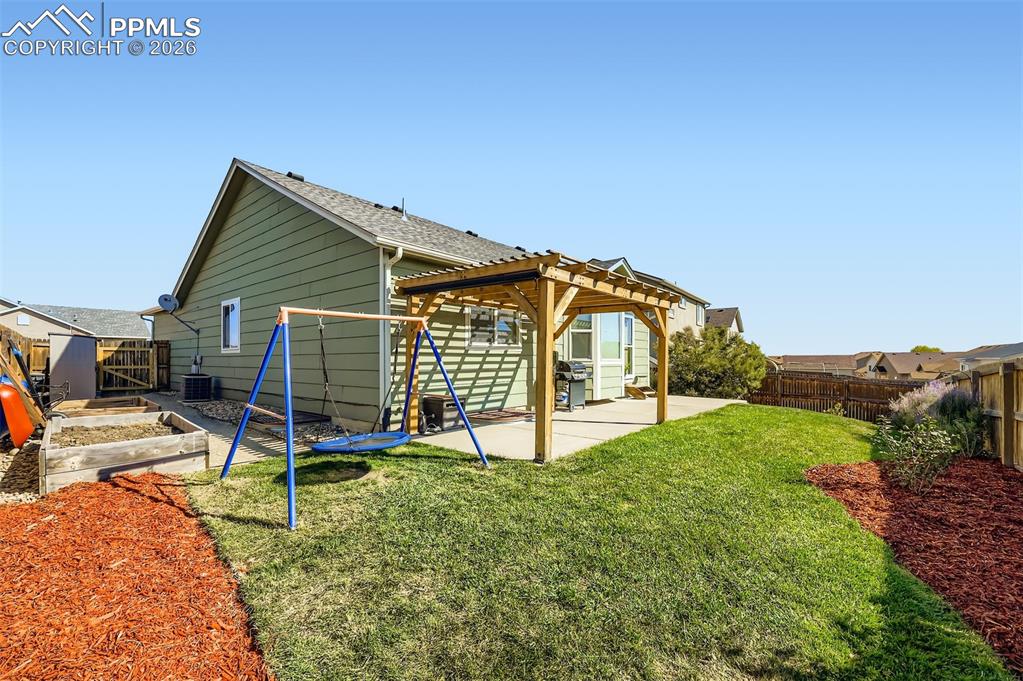 Image 22 of 29: Back of Structure