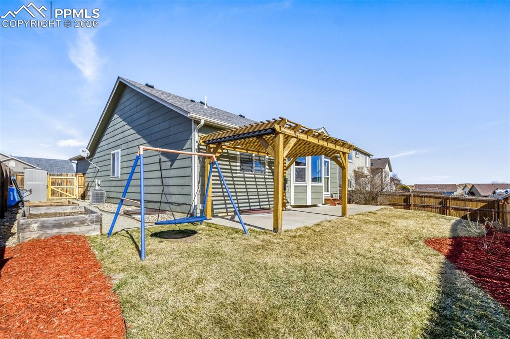 Image 26 of 29: Back of Structure