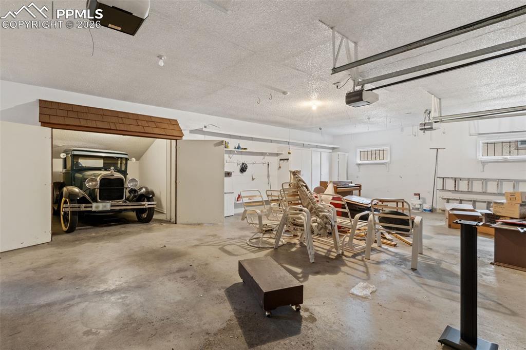 Image 29 of 47: Garage