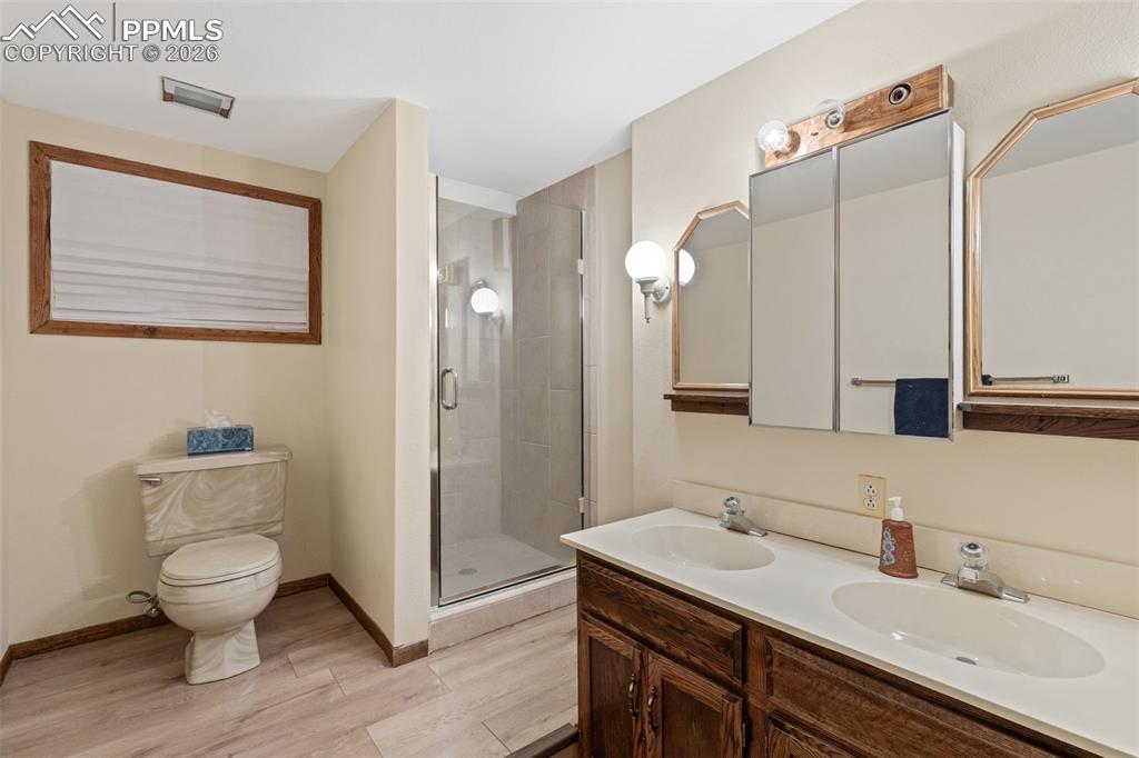 Image 34 of 47: Bathroom