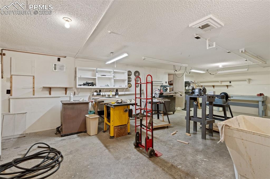 Image 38 of 47: Workshop