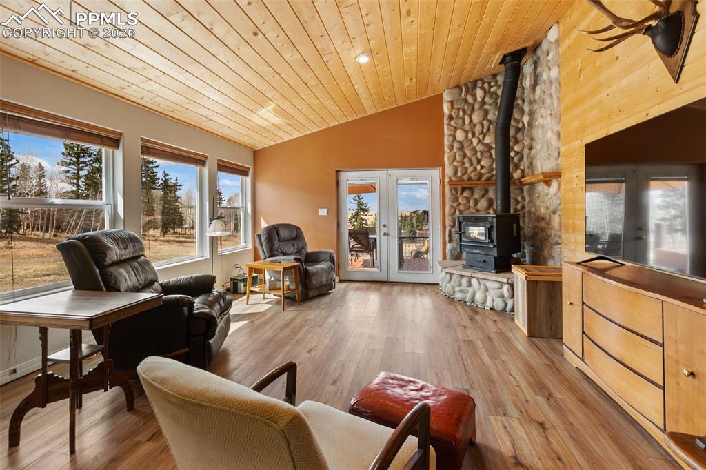 Image 17 of 50: Deck