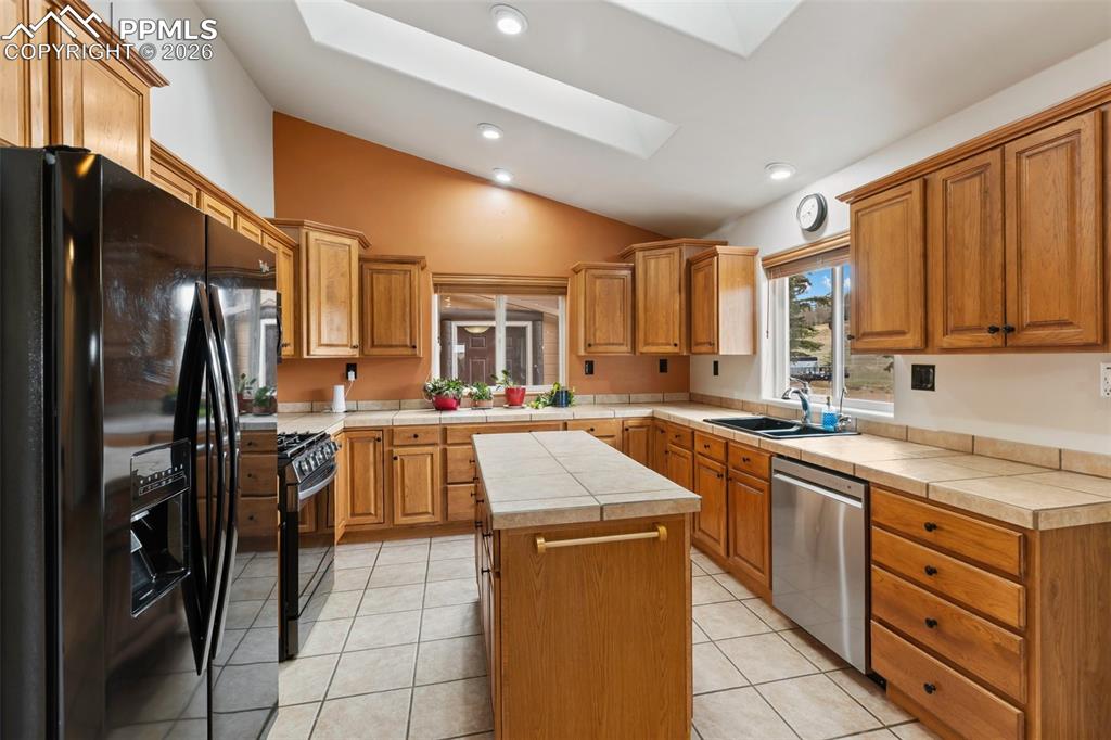 Image 18 of 50: Deck