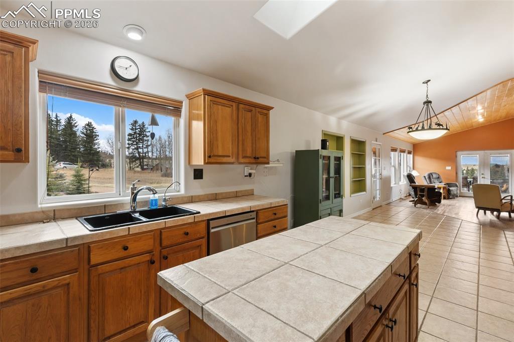 Image 20 of 50: Foyer