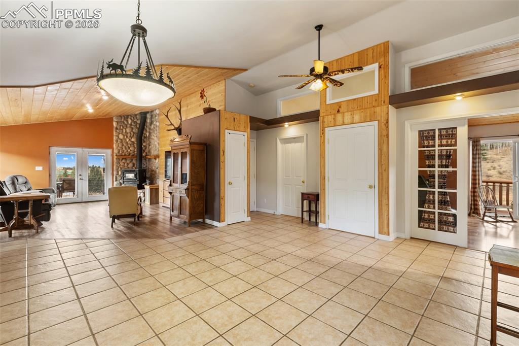 Image 22 of 50: Foyer