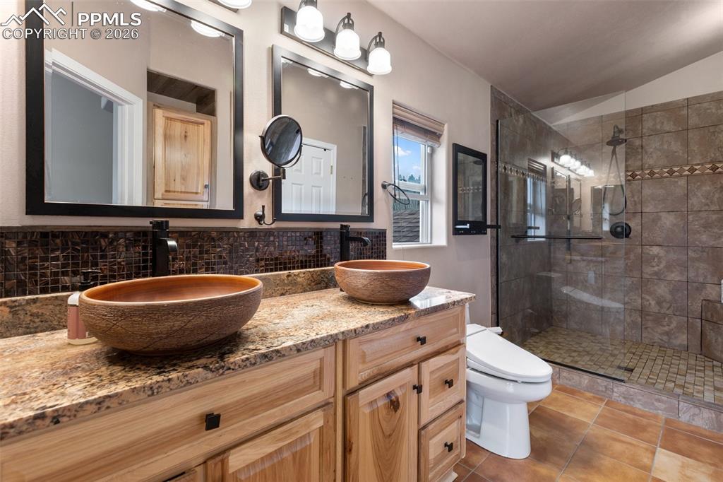 Image 32 of 50: Dining Room