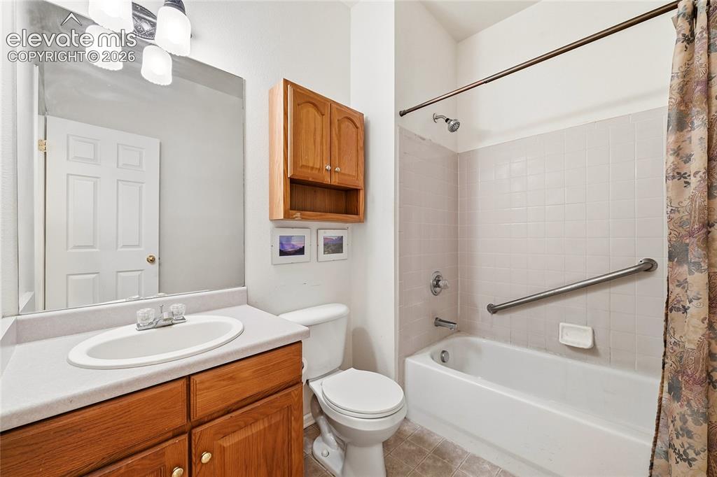 Image 18 of 34: Bathroom