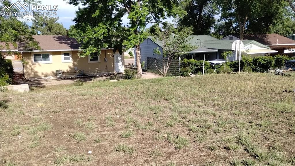 Image 10 of 40: Yard