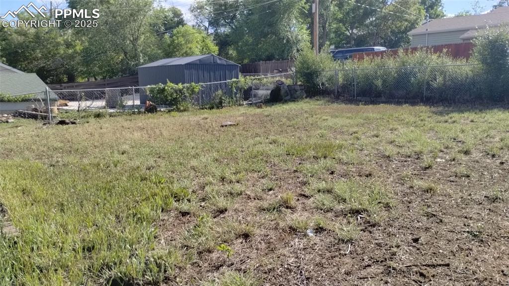 Image 11 of 40: Yard