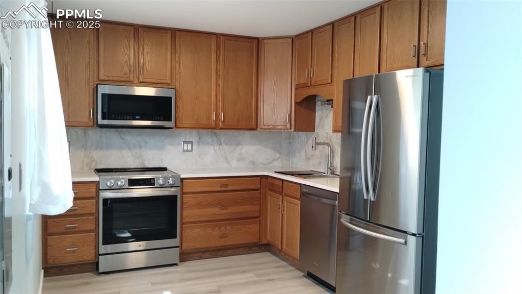Image 15 of 40: Kitchen
