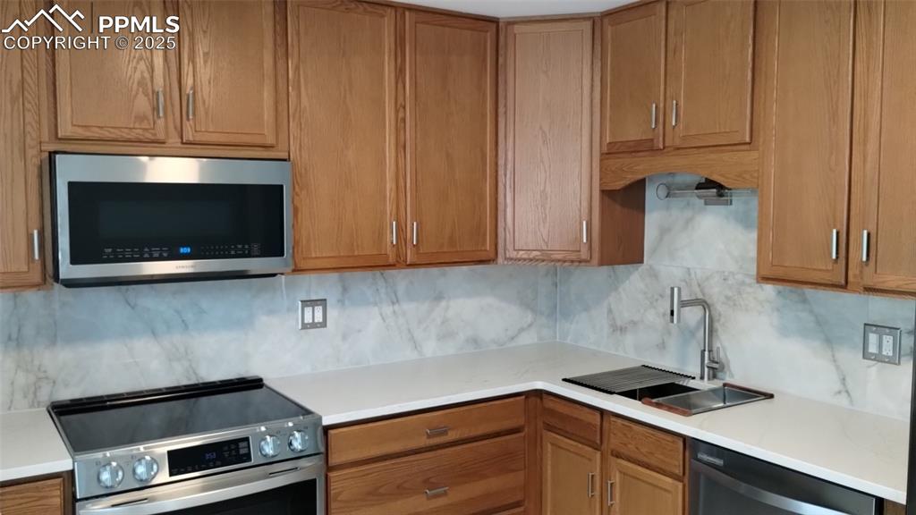 Image 16 of 40: Kitchen