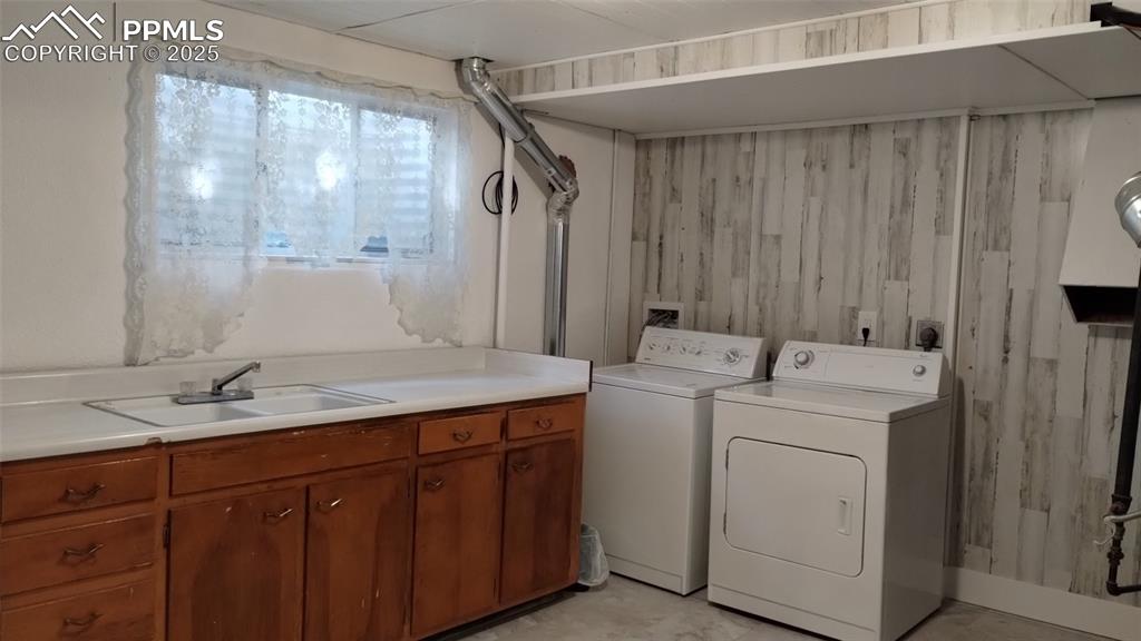 Image 31 of 40: Laundry