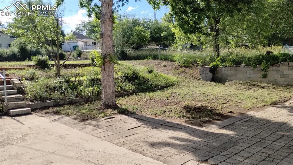 Image 6 of 40: Yard