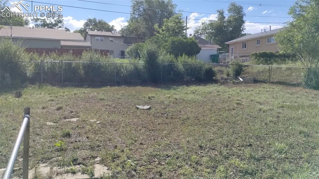 Image 8 of 40: Yard