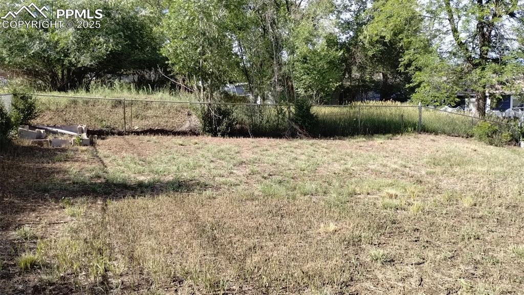Image 9 of 40: Yard