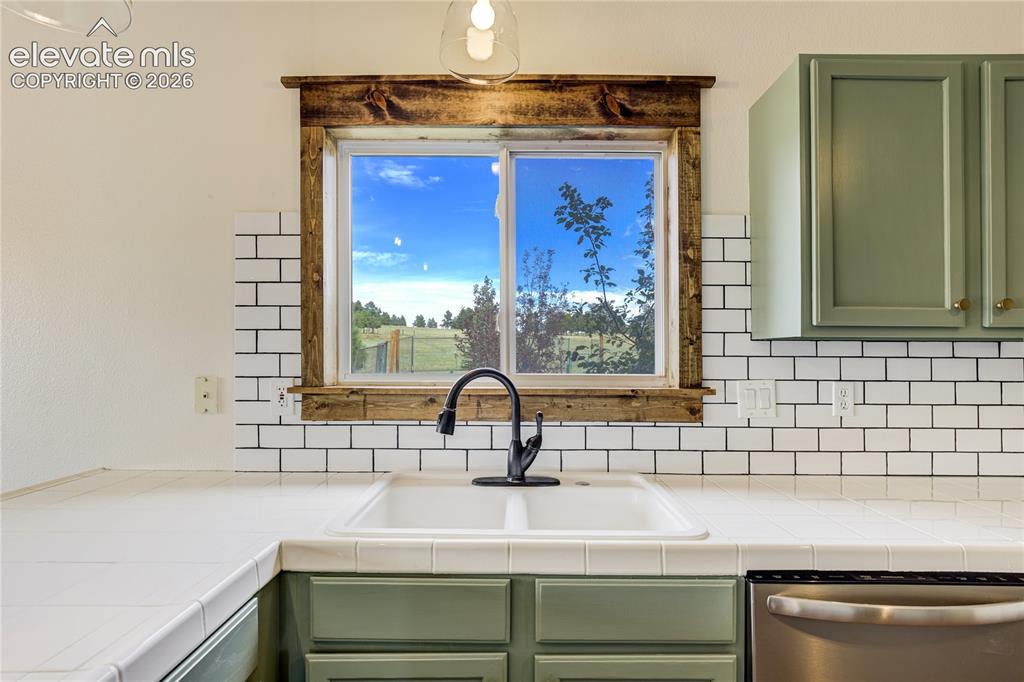 Image 19 of 50: Kitchen