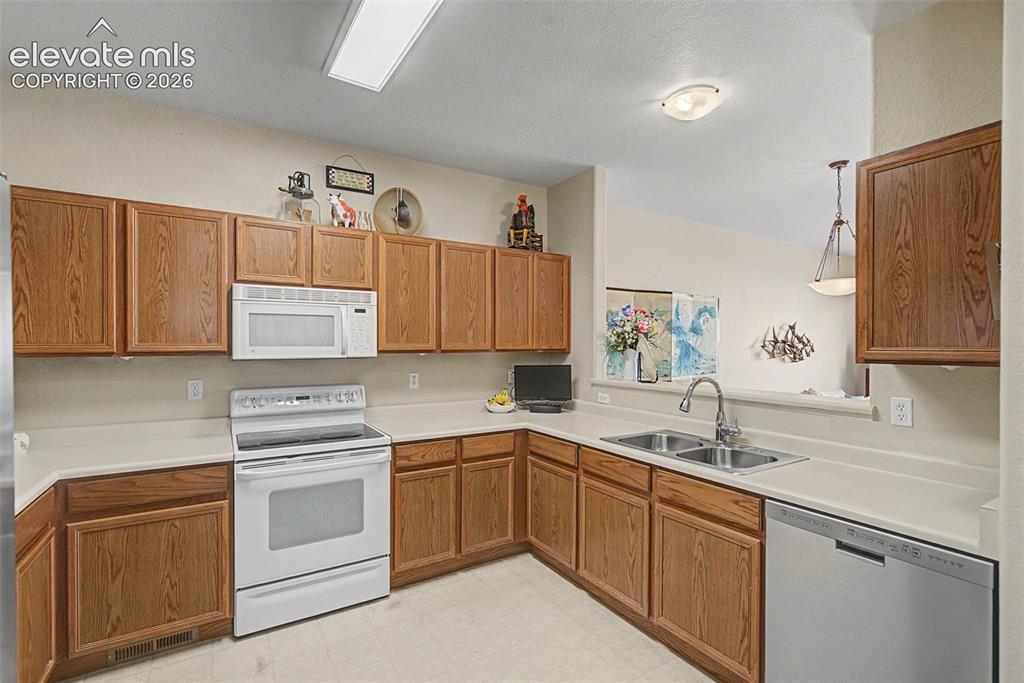 Image 10 of 35: Kitchen