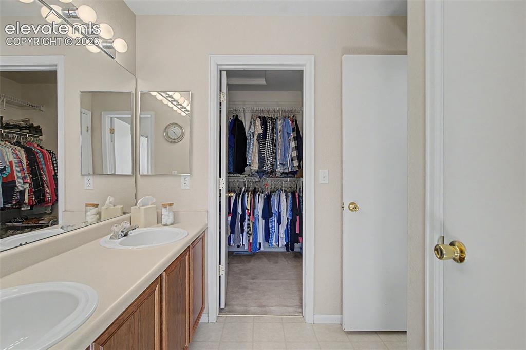 Image 18 of 35: Bathroom
