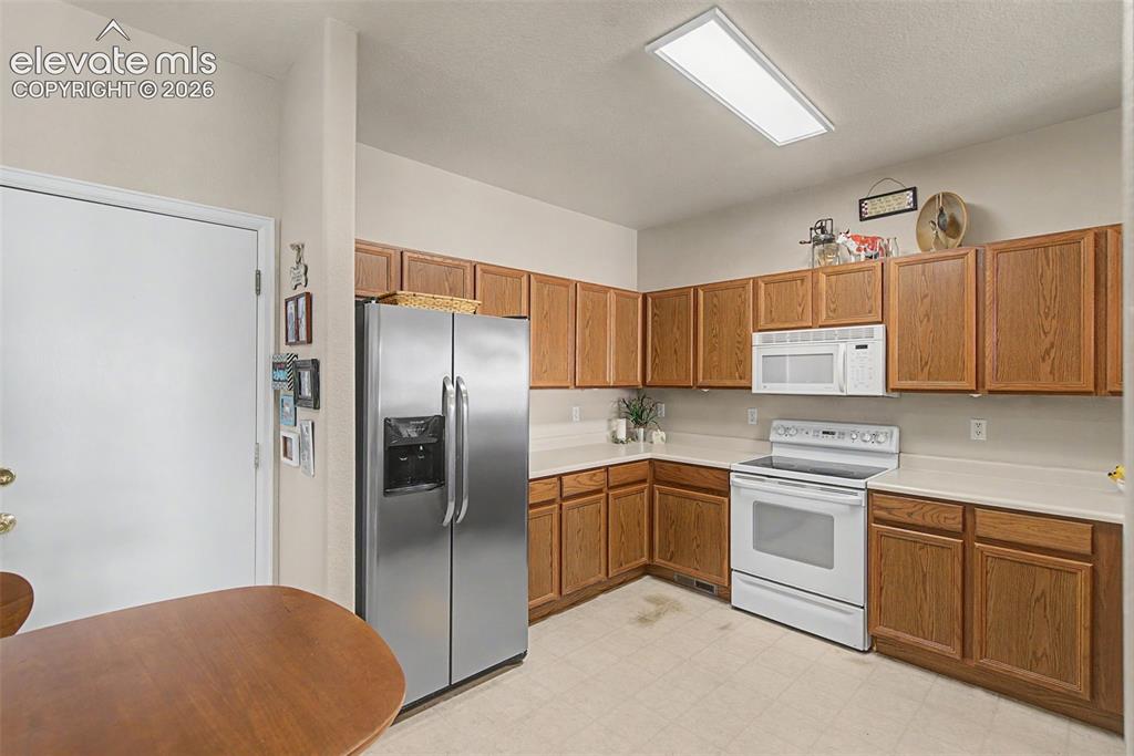 Image 9 of 35: Kitchen