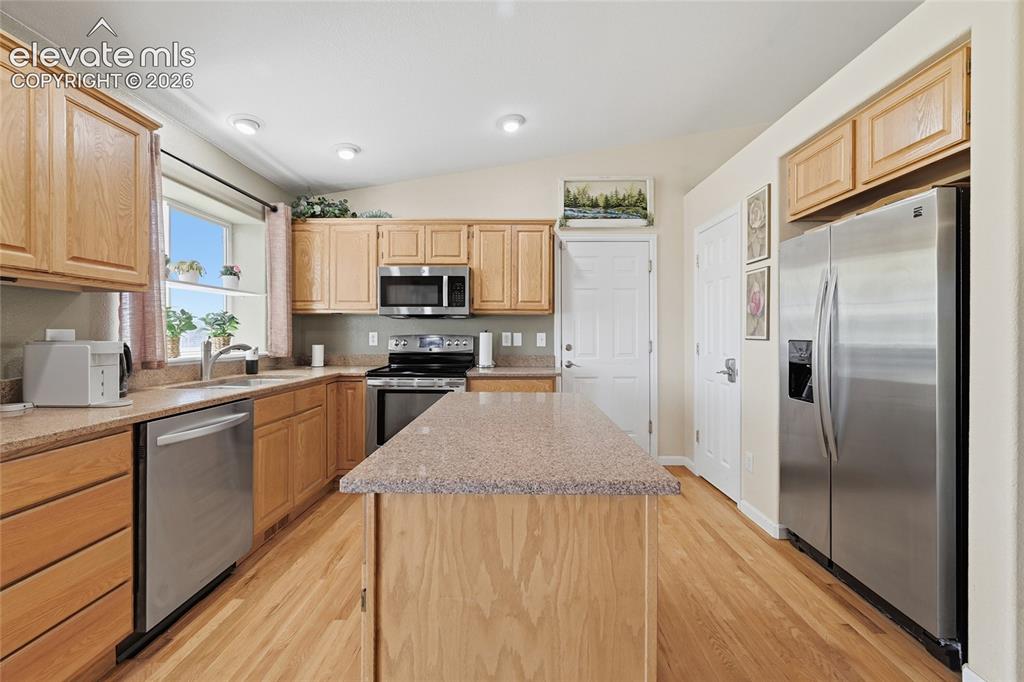 Image 20 of 43: Kitchen