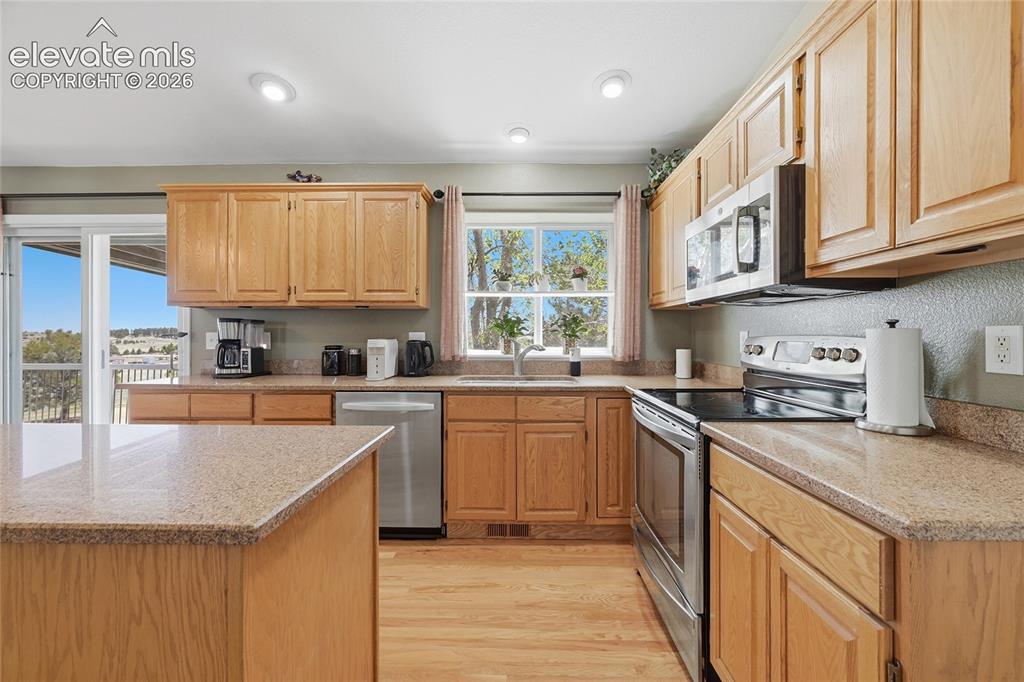 Image 21 of 43: Kitchen
