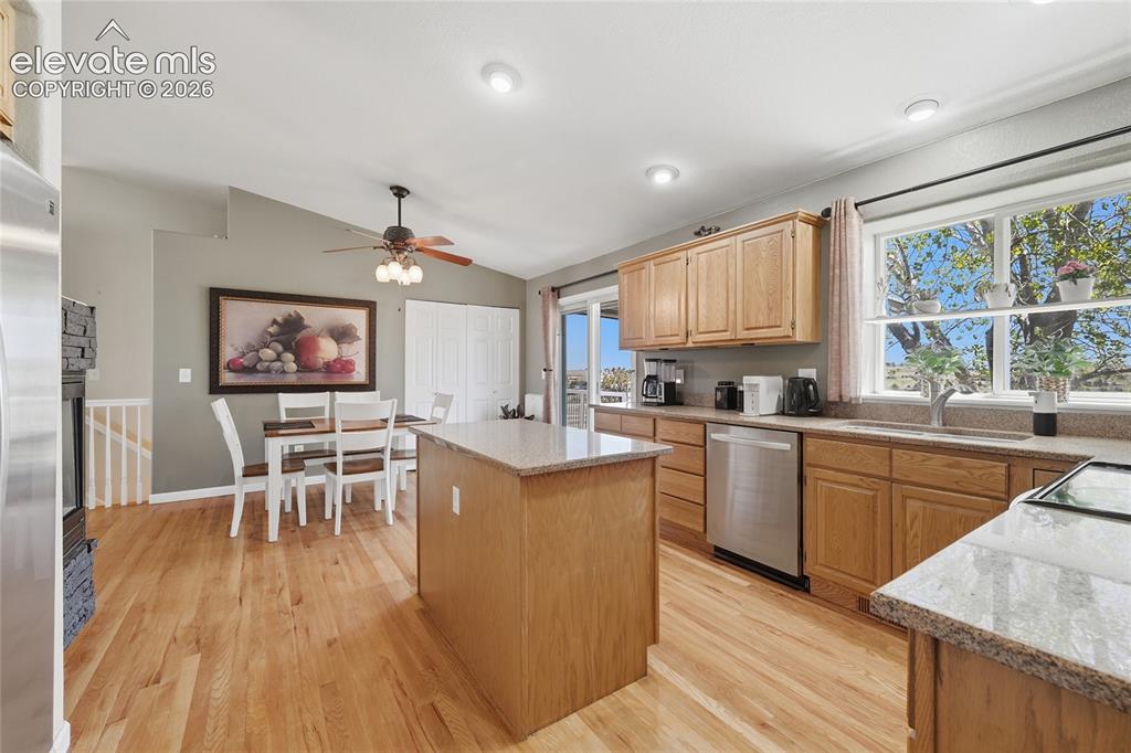 Image 22 of 43: Kitchen
