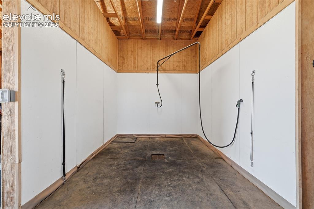 Image 5 of 43: H/C wash rack inside horse barn