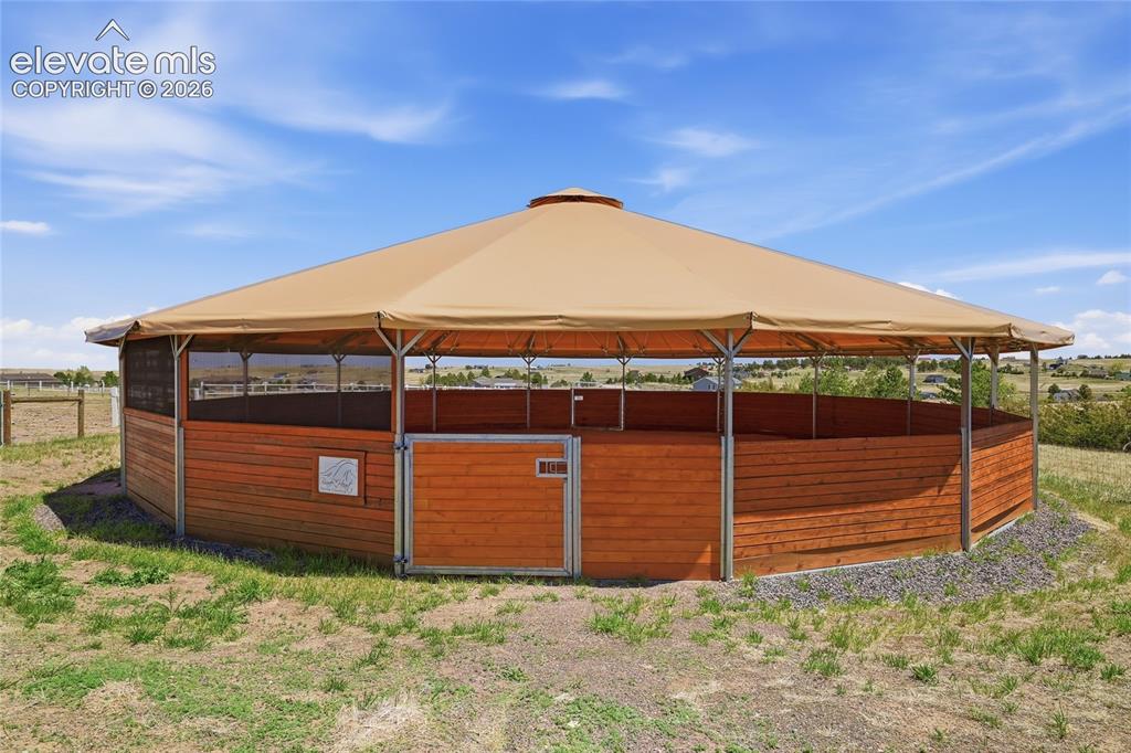 Image 7 of 43: Covered round pen