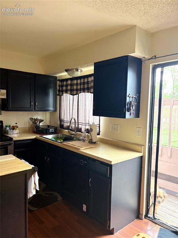 Image 7 of 13: Kitchen