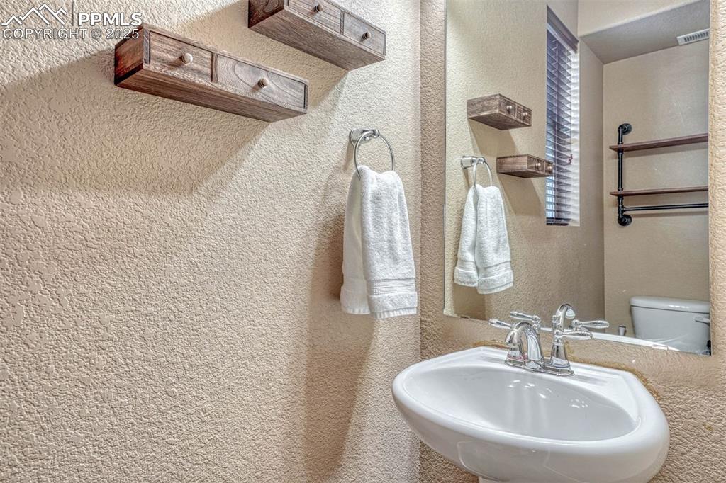 Image 13 of 31: Bathroom