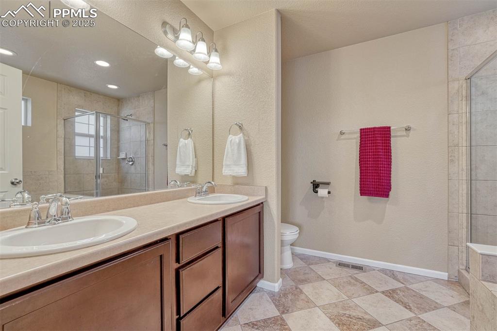 Image 16 of 31: Bathroom