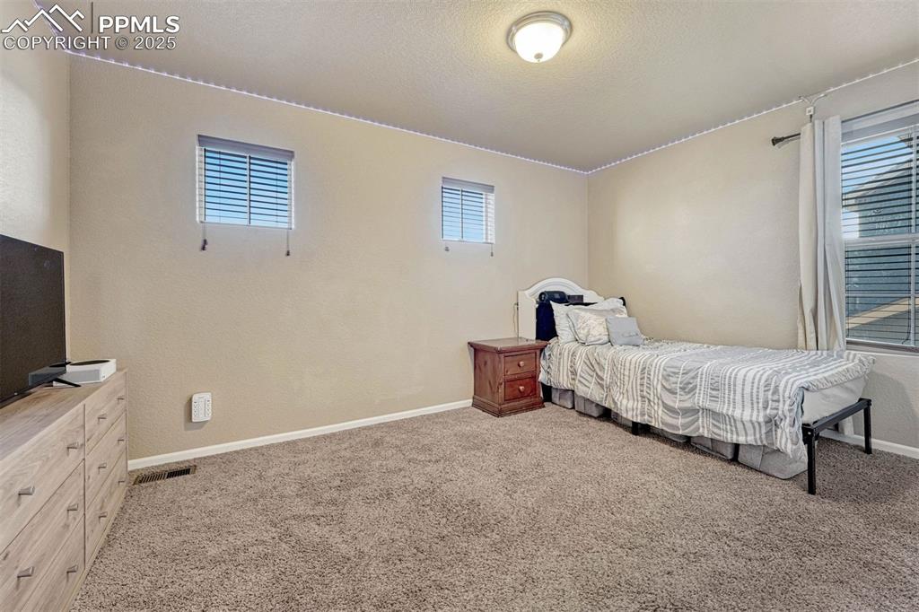 Image 19 of 31: Bedroom