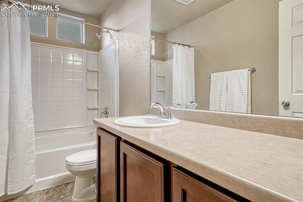 Image 20 of 31: Bathroom