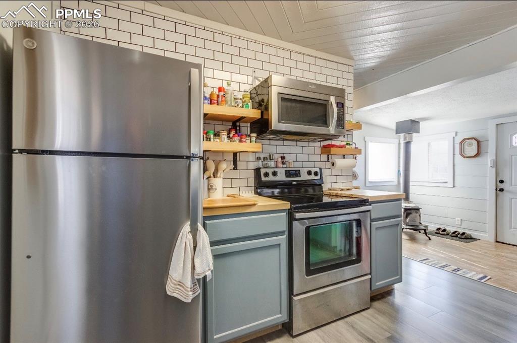 Image 18 of 30: Kitchen