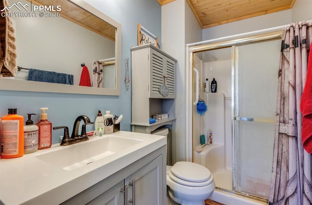 Image 24 of 30: Bathroom