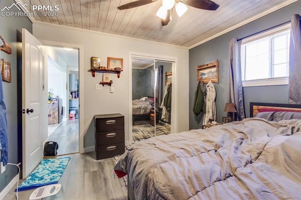 Image 25 of 30: Bedroom