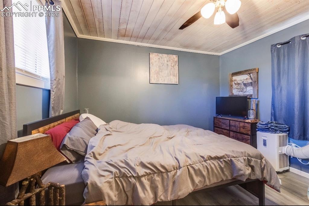 Image 26 of 30: Bedroom